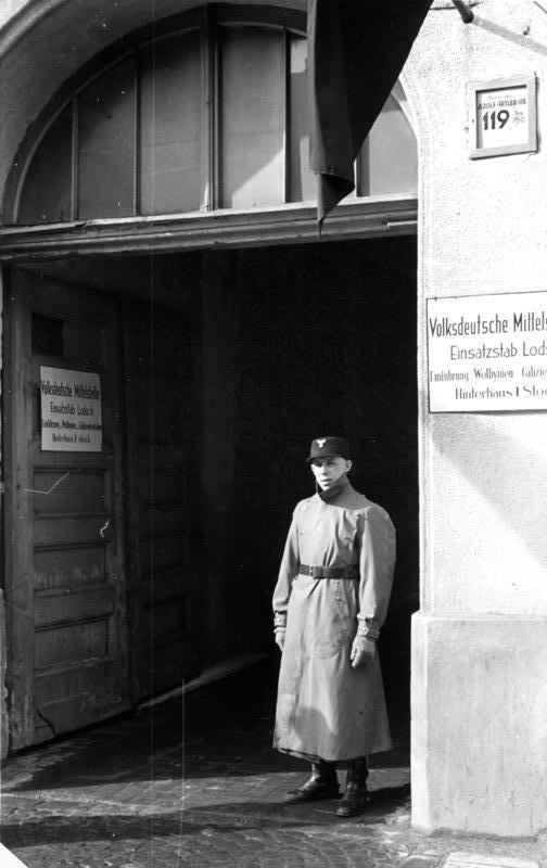 Bundesarchiv Bild 137-056310, Litzmannstadt, Volksduetche Mittelstelle