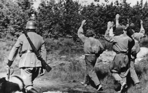 Captured Soviet partisans. Bundesarchiv, Bild 183-N0123-500 / CC-BY-SA 3.0 [CC BY-SA 3.0 de (http://creativecommons.org/licenses/by-sa/3.0/de/deed.en)], via Wikimedia Commons.