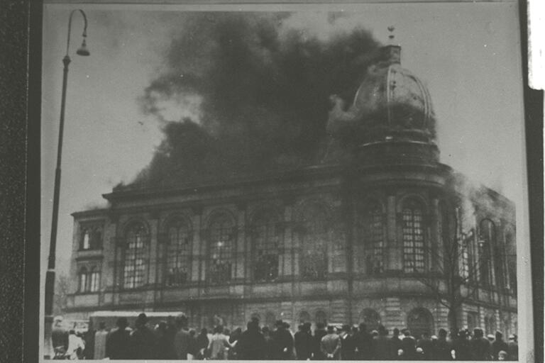 Frankfurt synagogue burning on Kristallnacht.