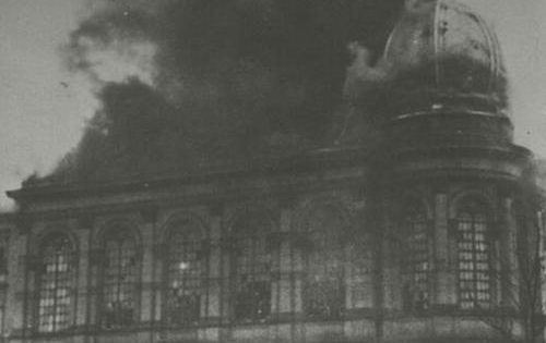 Frankfurt synagogue burning on Kristallnacht. By Center for Jewish History, NYC [No restrictions or Public domain], via Wikimedia Commons.