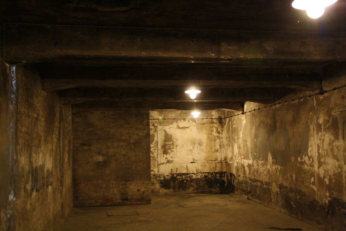 Interior of Gas chamber in Main Camp. By Illogical2007 (own work) [CC BY-SA 3.0 (http://creativecommons.org/licenses/by-sa/3.0)], via Wikimedia Commons.