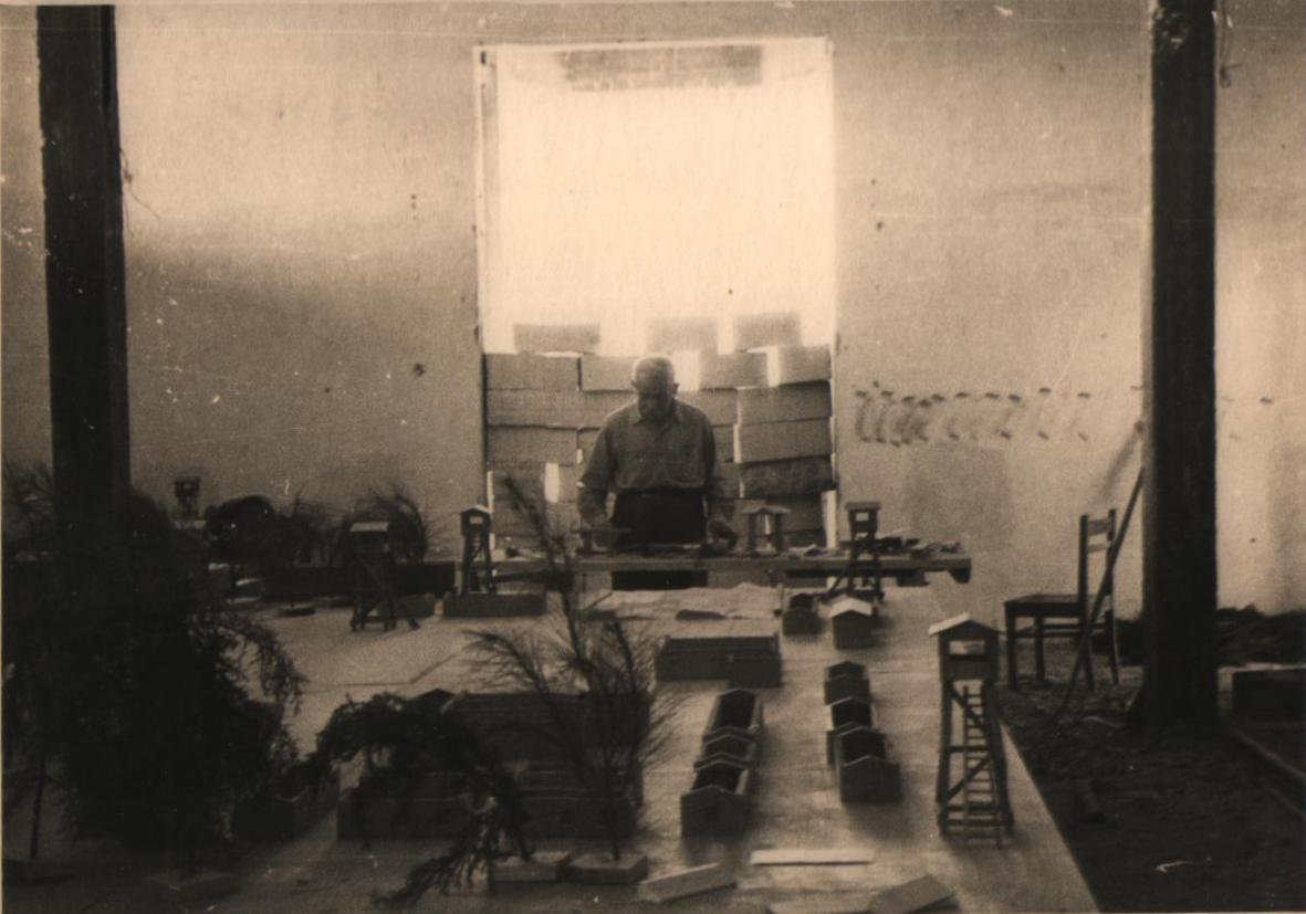 Yankiel Wiernick builds Treblinka camp model in Lojamey Hagetaot Museum 1